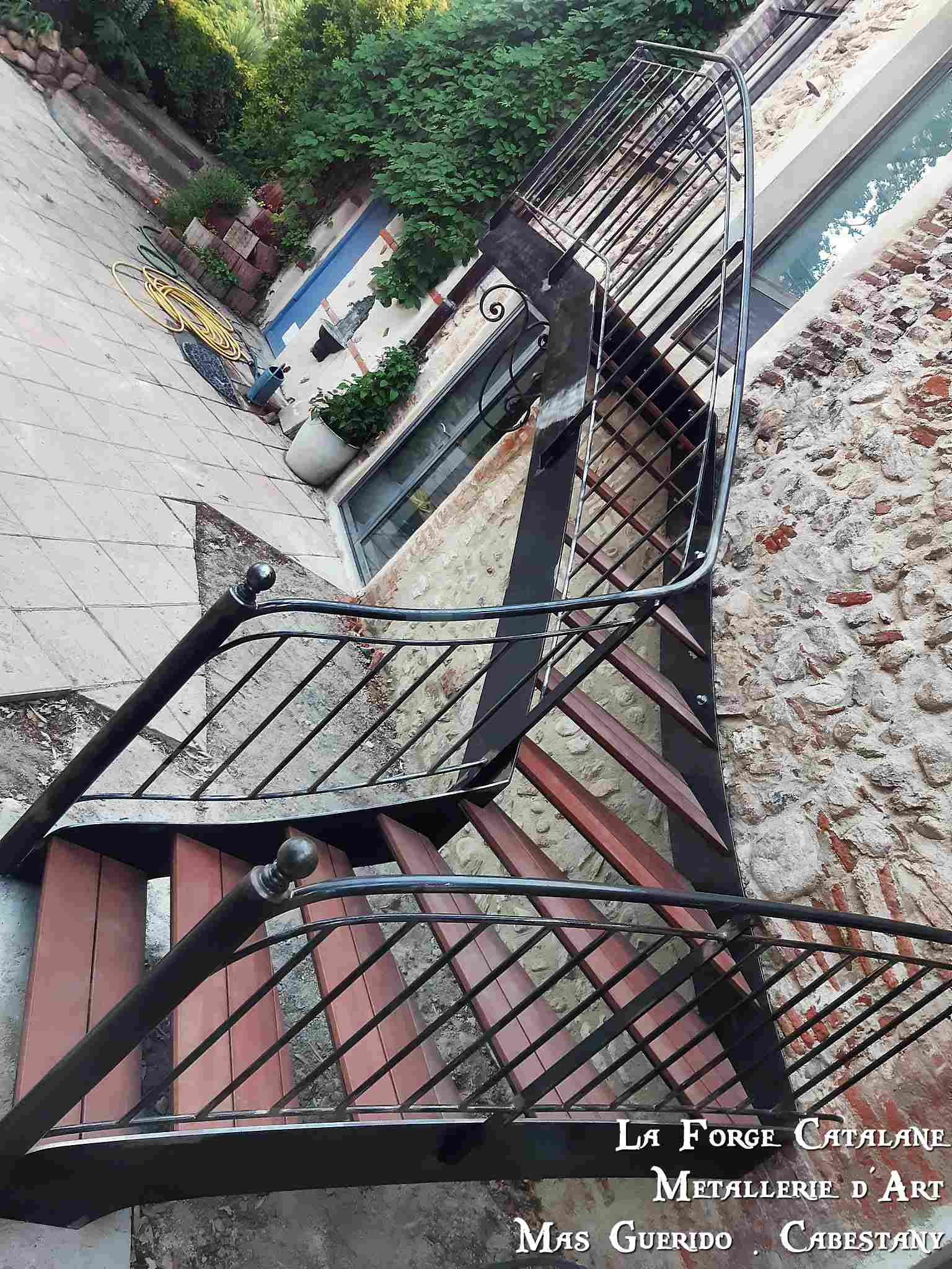 escalier plateforme double limon fer plat marches bois massaranduba forge catalane.jpg